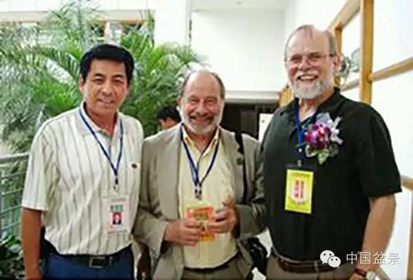 连明良先生（左一）与国际盆景协会领导人合影