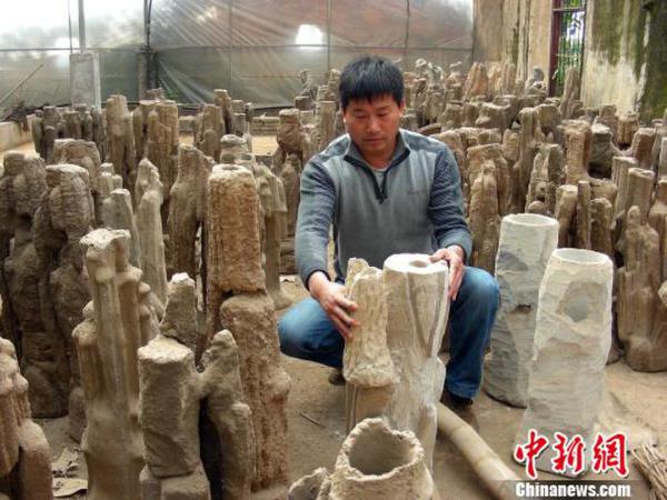 湖北黄梅县园林工人回乡创业工业废料变万元盆景