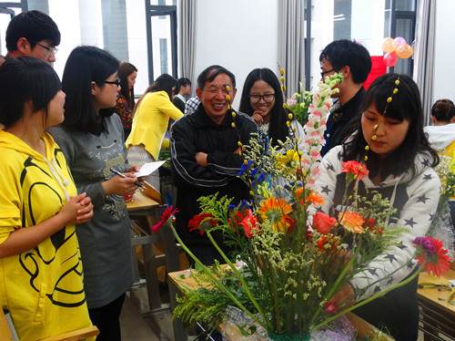 湖北民族学院花木盆景协会举办插花创意大赛