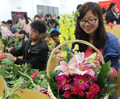湖北民族学院花木盆景协会举办插花创意大赛