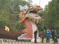 南宁动物园60米巨龙盆景雕塑吸引众多游客