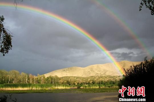 新疆哈巴河县“沙漠盆景”白沙湖现双彩虹美景