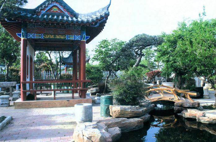中国南阳盆景文化村宇和园园主--胡大宇