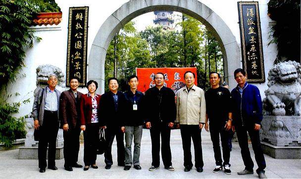 中华名塔园降重举办了2013年武汉盆景展览