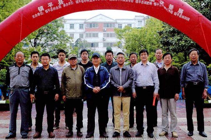 中州盆景学会在县中心广场举办了镇平县第三届盆景展