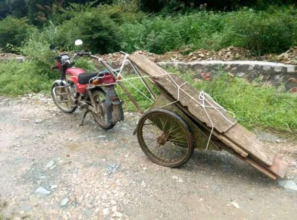 我搭建的多肉大棚被雨水冲成这样了