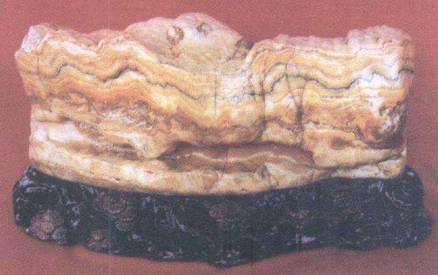 八步黄蜡石又称为稀土硅质黄蜡石
